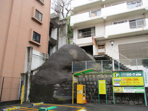 122岩