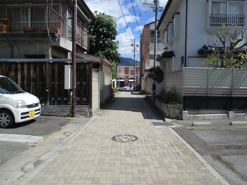 14先の細い道