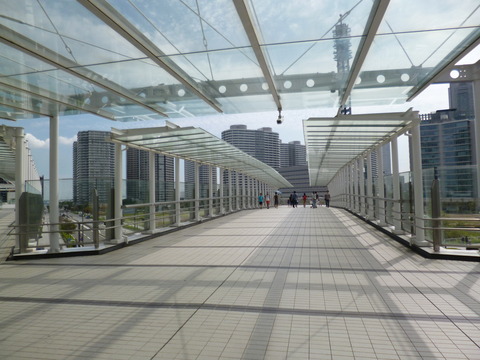 42ガラスの歩道橋1