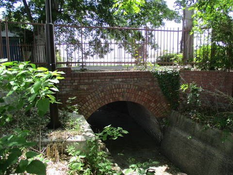 98鉄橋手前のアーチ橋