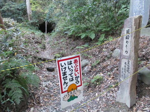 34北条高時腹切りやぐら2