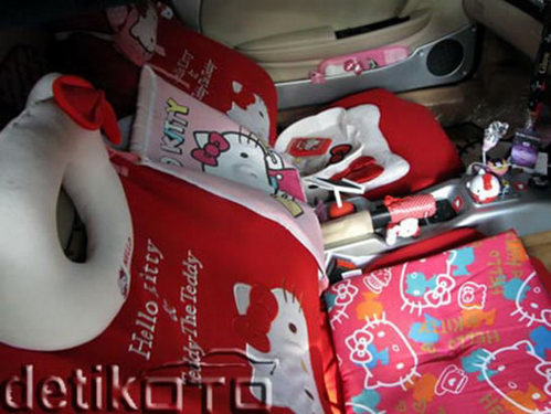 Hello-Kitty-Ferrari4