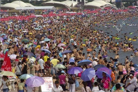 crowded_beach_china_01