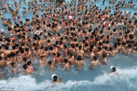 crowded_beach_china_07