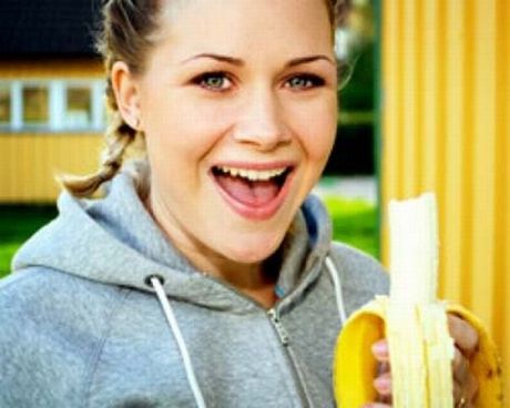 girls_eating_bananas_10