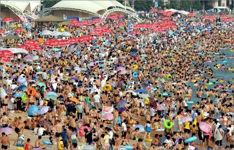 crowded_beach_china_10