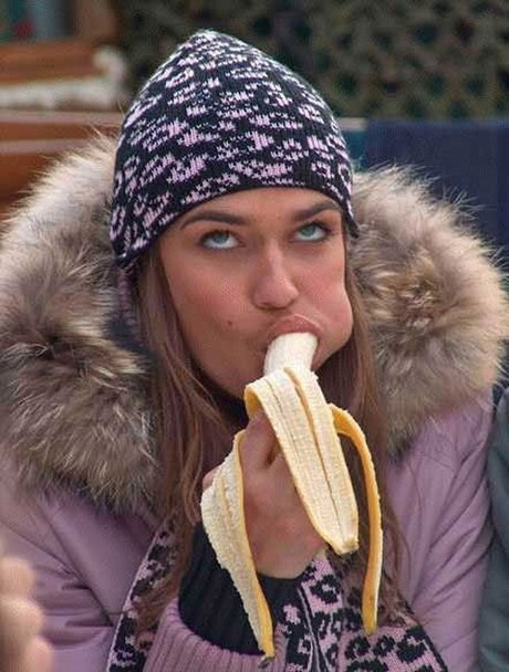 girls_eating_bananas_07