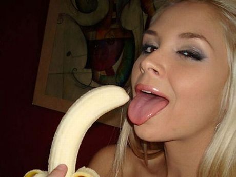 girls_eating_bananas_11