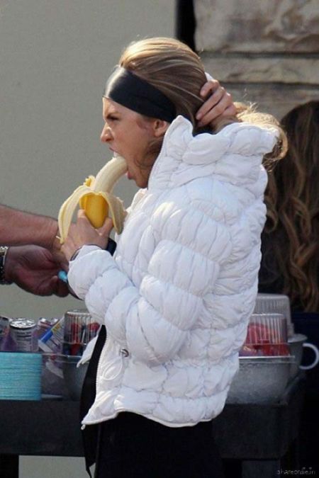 girls_eating_bananas_05