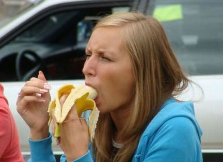 girls_eating_bananas_08