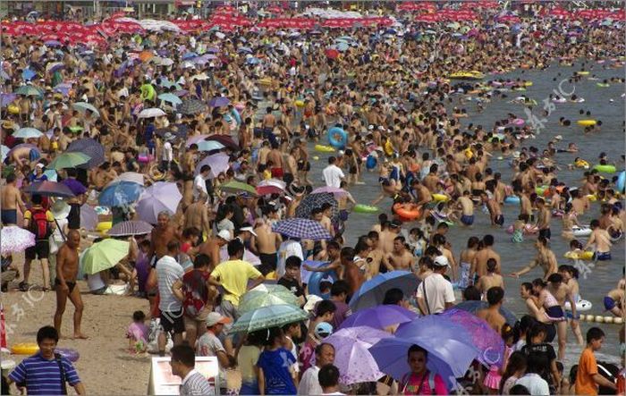 crowded_beach_china_04