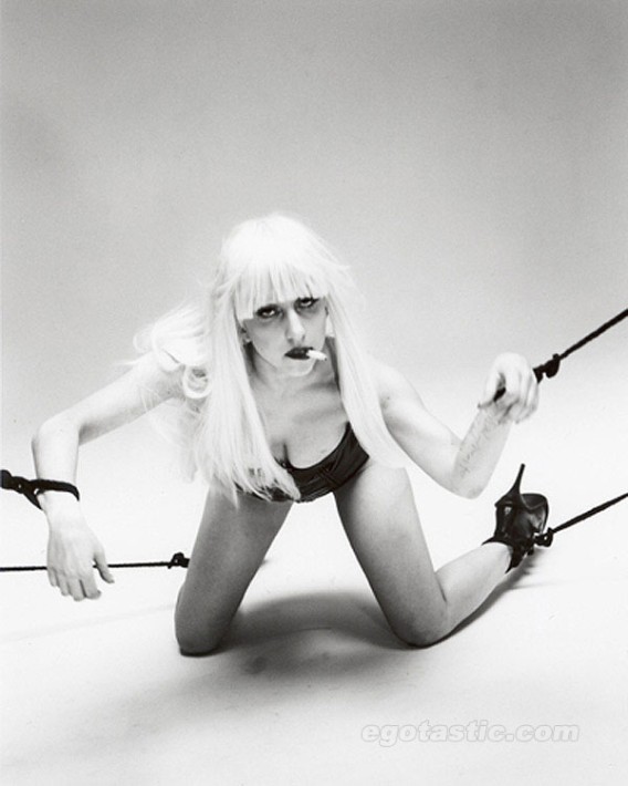 lady-gaga-topless-nobuyoshi-araki-shoot-09_e