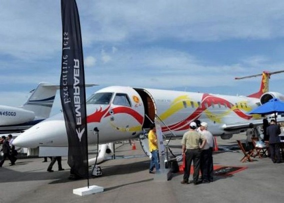 jackie_chan_private_plane_01