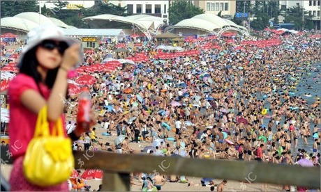 crowded_beach_china_09