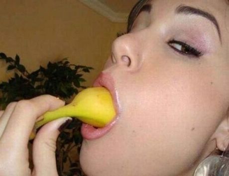 girls_eating_bananas_02