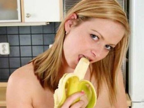 girls_eating_bananas_18