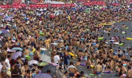 crowded_beach_china_02