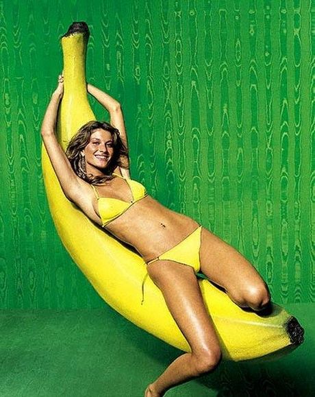 girls_eating_bananas_13