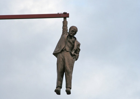 David-Cerny-hanging-man2