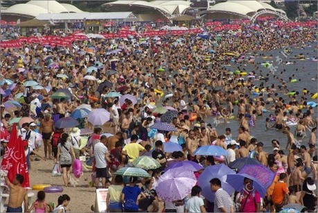 crowded_beach_china_03