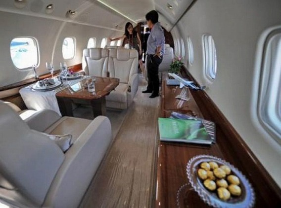 jackie_chan_private_plane_09