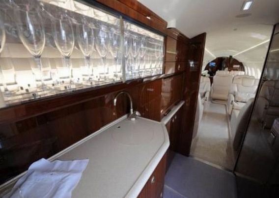 jackie_chan_private_plane_08