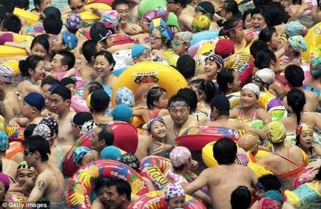 crowded_beach_china_06