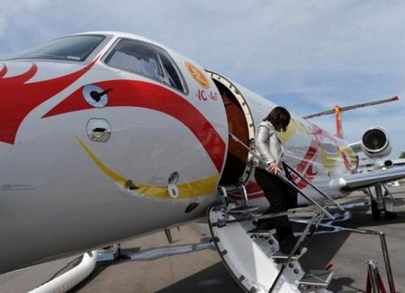 jackie_chan_private_plane_04