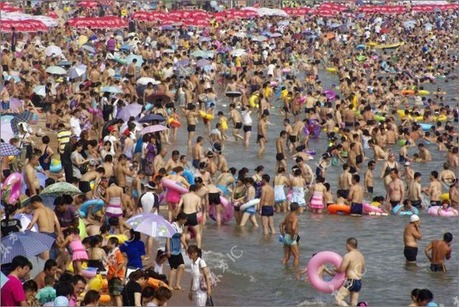 crowded_beach_china_05