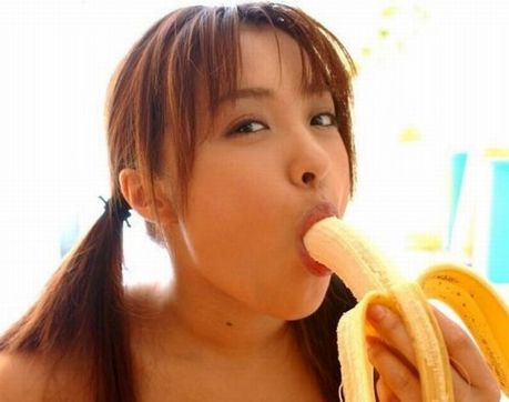 girls_eating_bananas_06