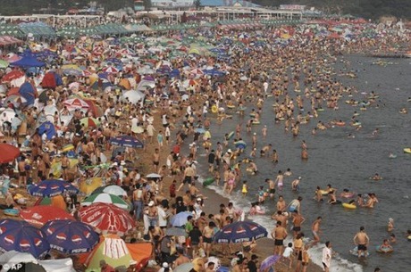crowded_beach_china_08