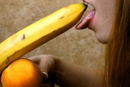girls_eating_bananas_03