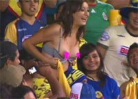テレビカメラがとらえた、サッカー試合中の  美女サポーターの究極ポロリ