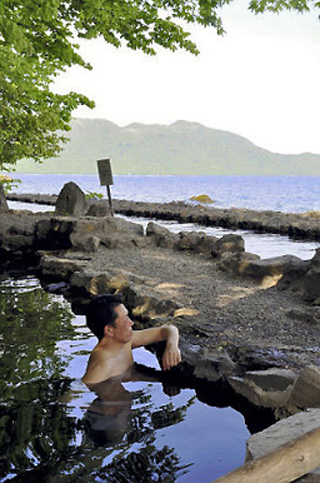 <b>支笏湖</b>・丸駒<b>温泉</b>で「立ち湯」の季節到来:北国 レポートFrom北海道