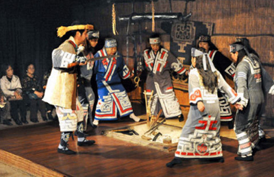 (無形文化遺産にアイヌ古式舞踊)