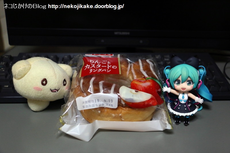 2019041604菓子パン食べるよー。