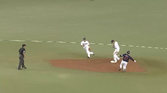 ８回表８荒木ショートゴロ (2)