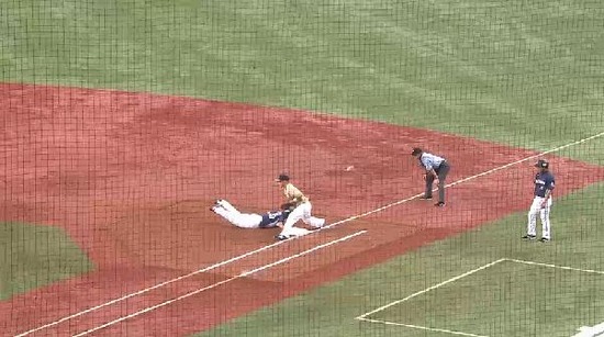 ３回表２牽制ミス一気に３塁へ (2)