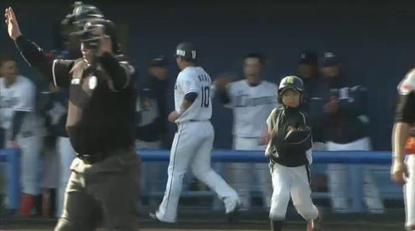 9回裏2駒月フォアボール1塁2塁木村昇吾タイムリー (2)