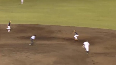 8回裏3中村併殺 (3)