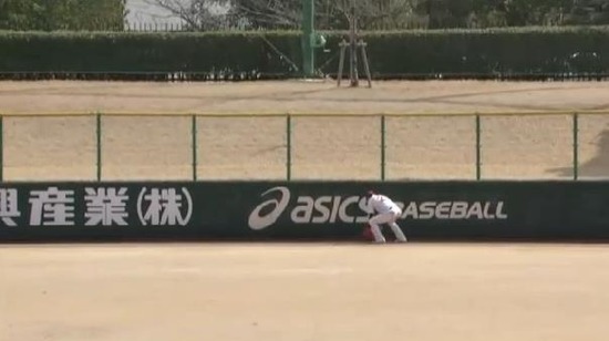 １回表１栗山タイムリ２ベース (2)