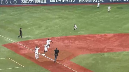 ８回裏１安達糸井ヒット１塁３塁 (2)