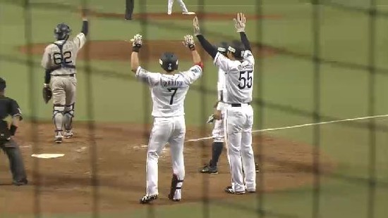 8回裏5おかわり走者一掃タイムリー2ベース (1)