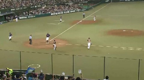 ４回裏２ワイルドピッチ (1)