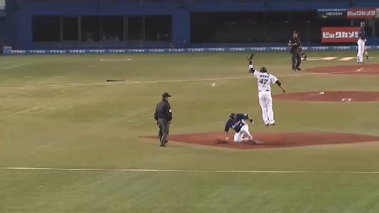 1回表４おかわりタイムリー捕手送球逸れて２塁 (3)