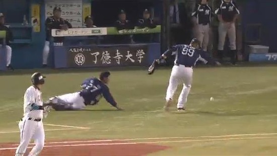 1回裏２角中ファールフライ炭谷交錯エラー (2)