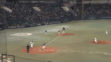 ６回表３奈良原コーチ守備妨害 (1)