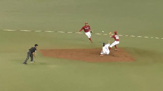 8回裏7栗山ショートゴロ (2)