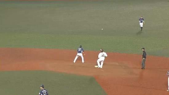 1回裏1ペーニャ2ベース (2)