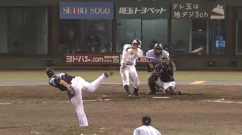 9回裏3秋山ヒット1塁2塁 (1)